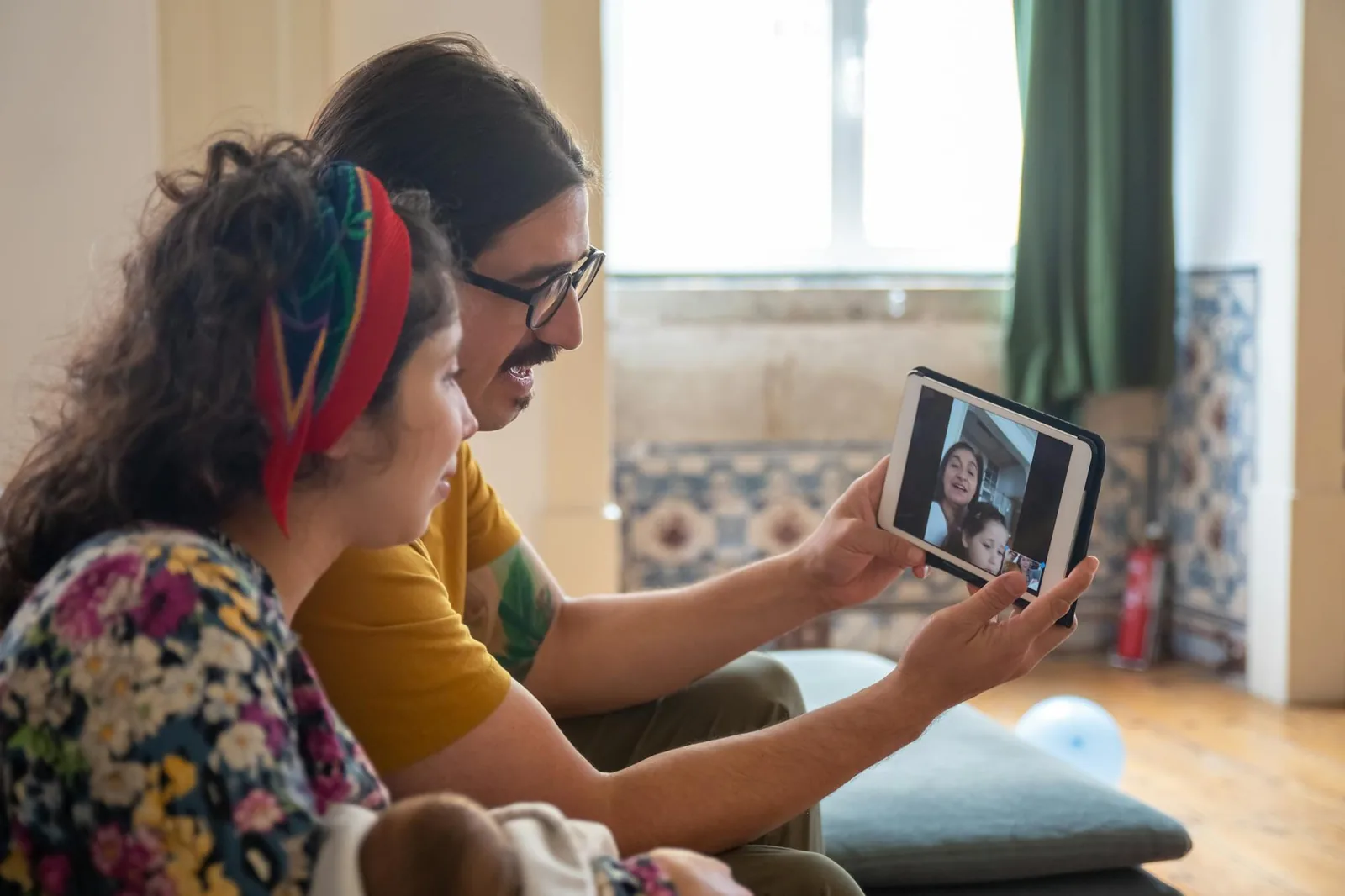 Videoanruf auf einem Tablet als Beispiel für FaceTime, Familie und Alltag