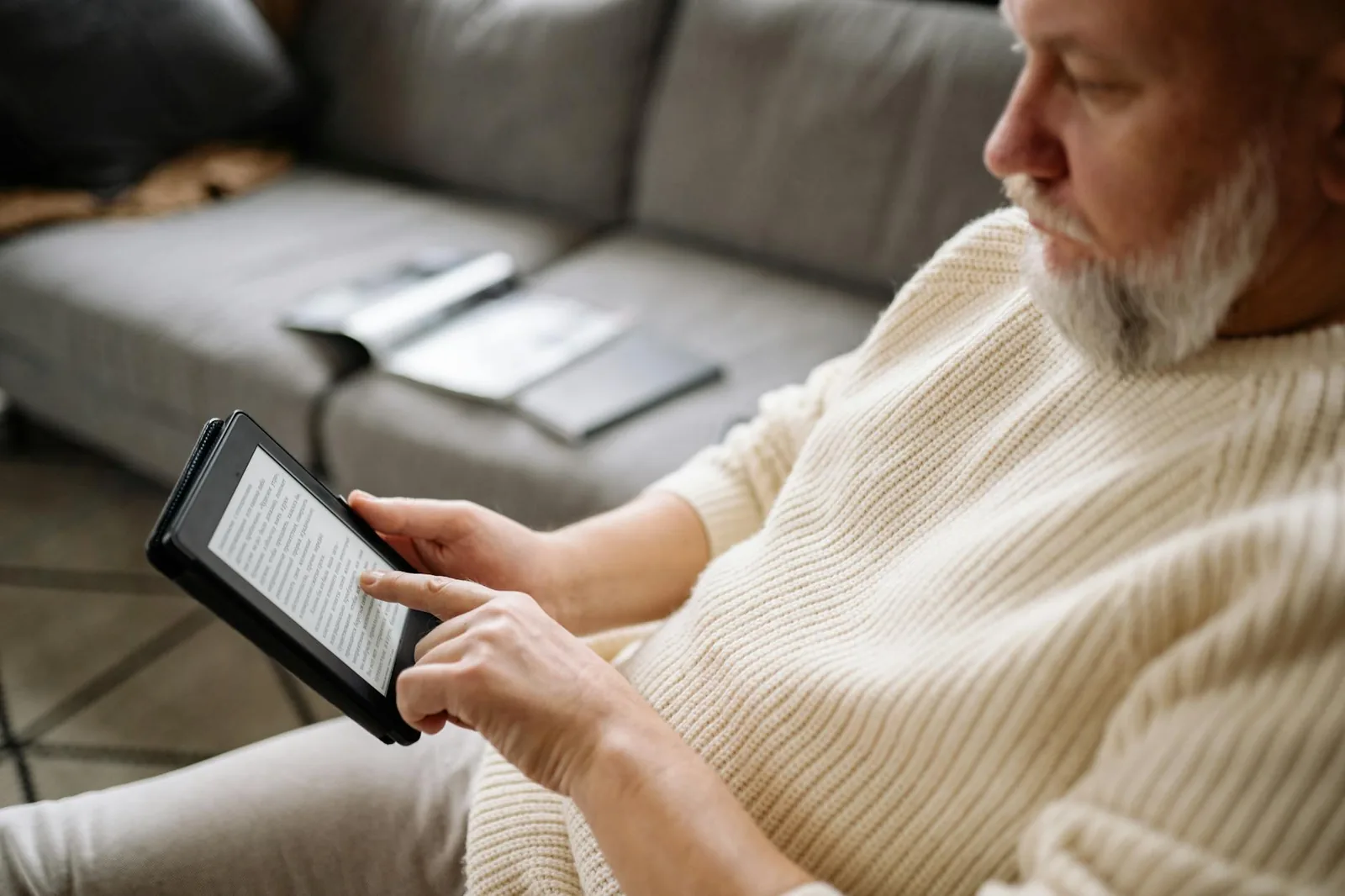 Person nutzt ein Tablet zu Hause als Beispiel für den iPad-Einstieg