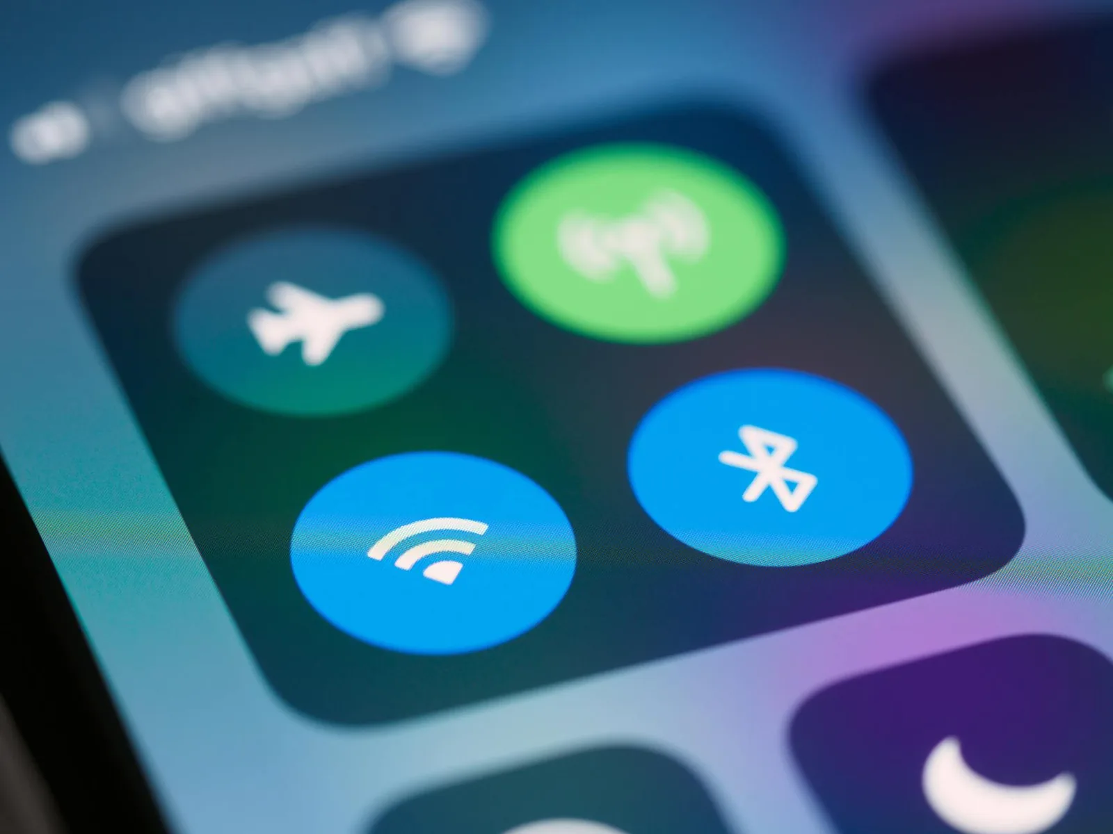 iPhone mit geöffneten WLAN-Einstellungen für die Verbindung zum Heimnetz
