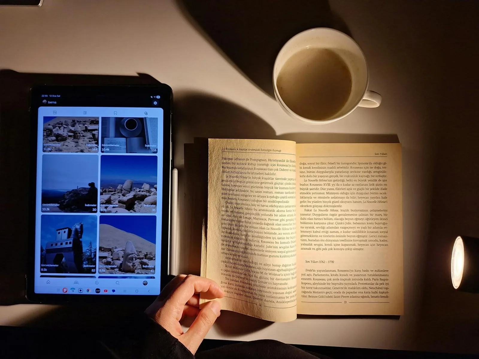 Gemütlicher Leseplatz mit digitalem Buch als Symbol für E-Books im Alltag