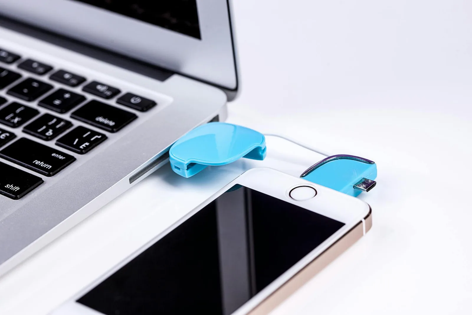 Smartphone und Laptop als Beispiel für Cloud-Synchronisierung und Kontaktsicherung