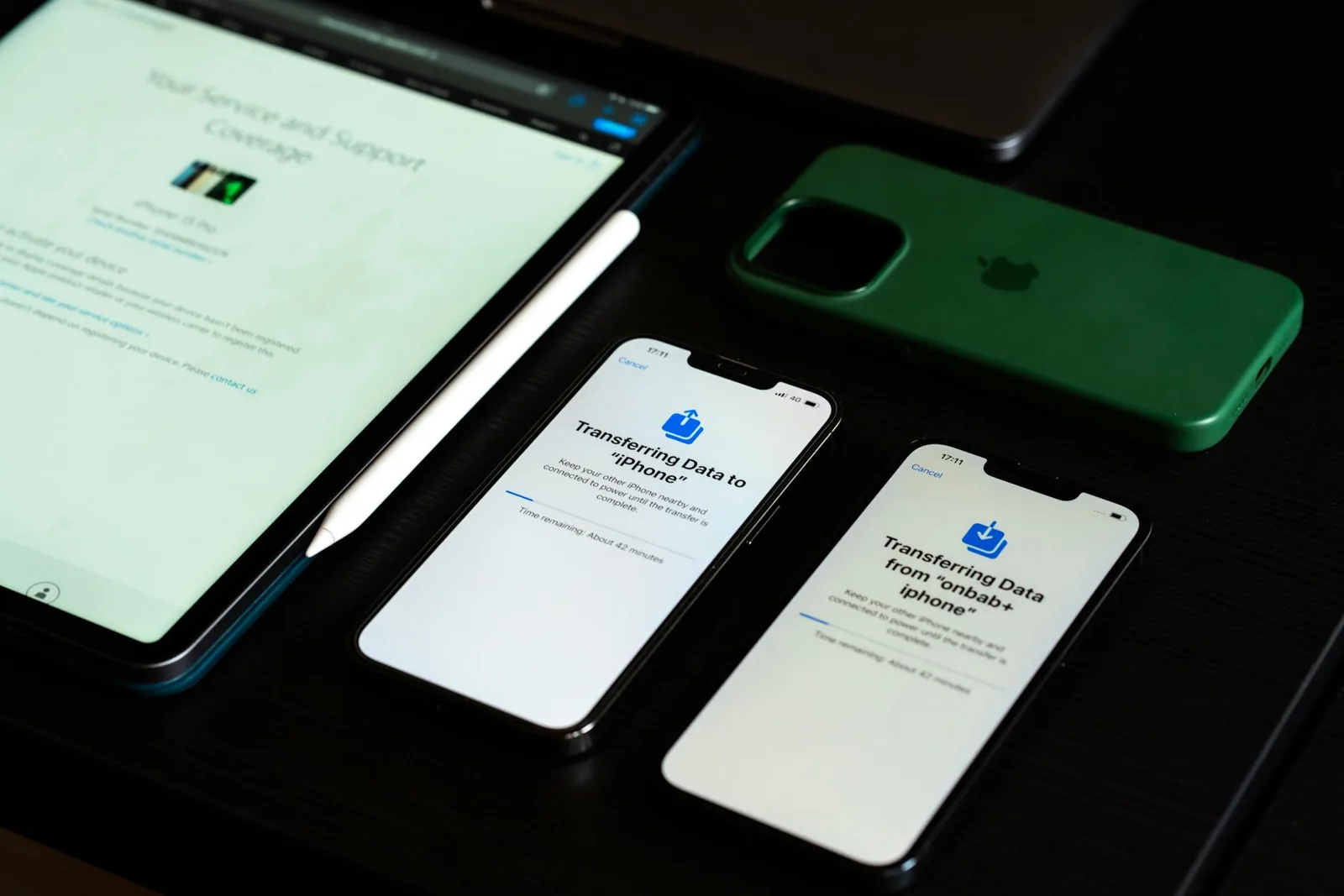 Zwei Smartphones auf einem Tisch als Symbol für die Übertragung von Kontakten auf ein neues Handy