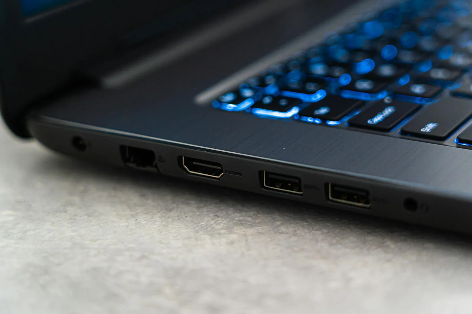 Nahaufnahme von Laptop-Anschlüssen als Hilfe für die Kaufentscheidung