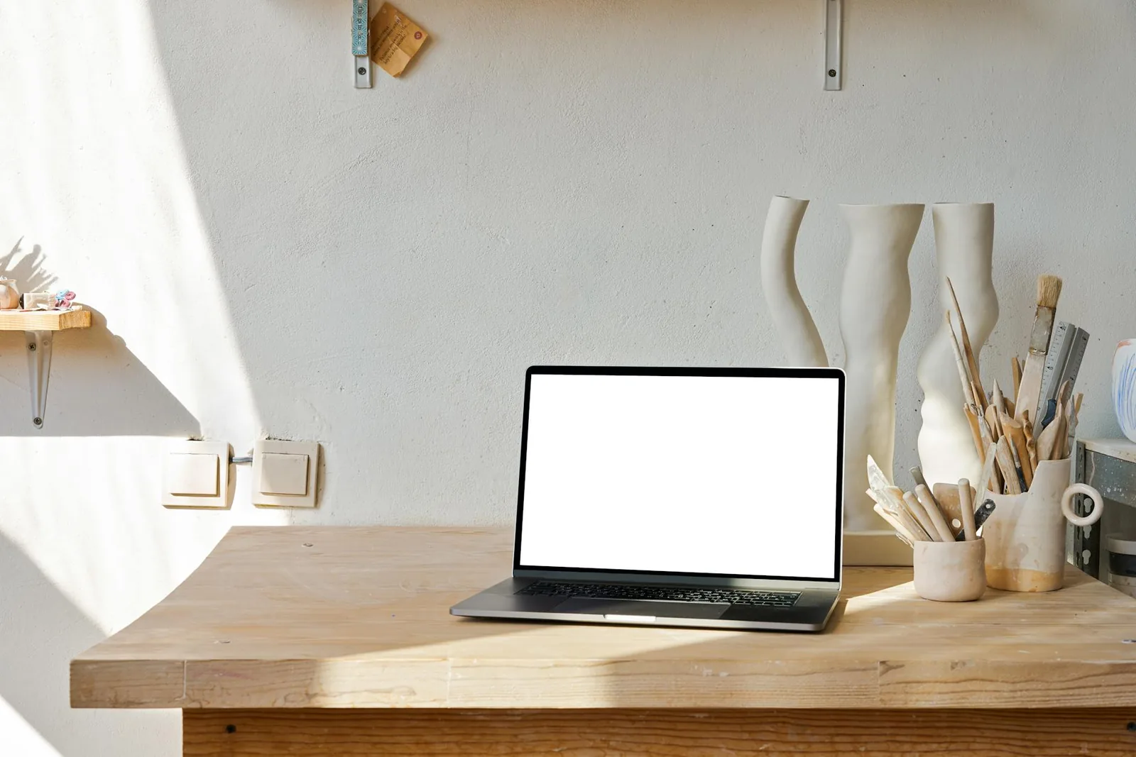 Laptop-Vergleich auf einem Schreibtisch für verschiedene Einsatzprofile