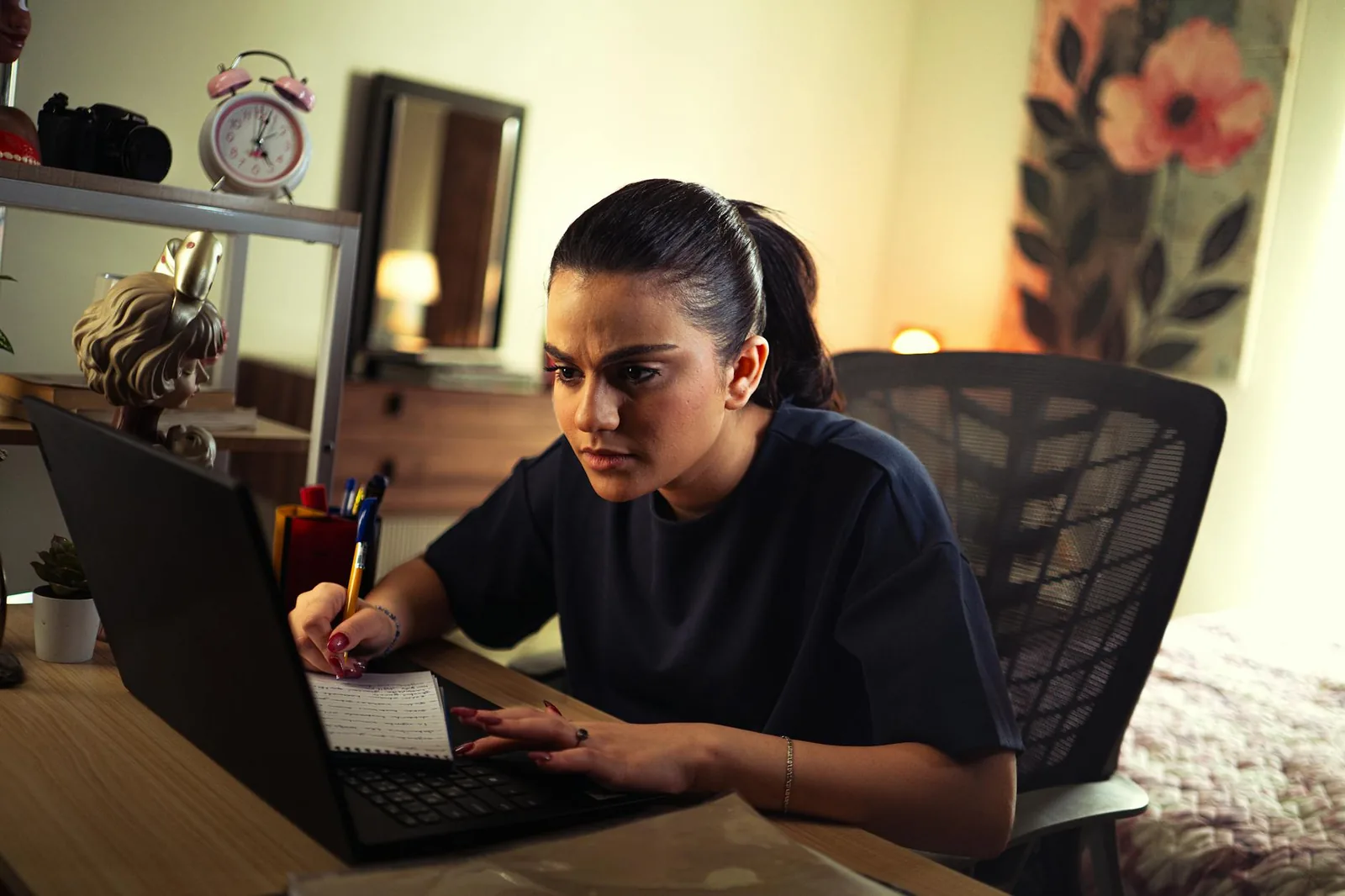 Moderner Laptop auf einem Schreibtisch für Homeoffice und Studium