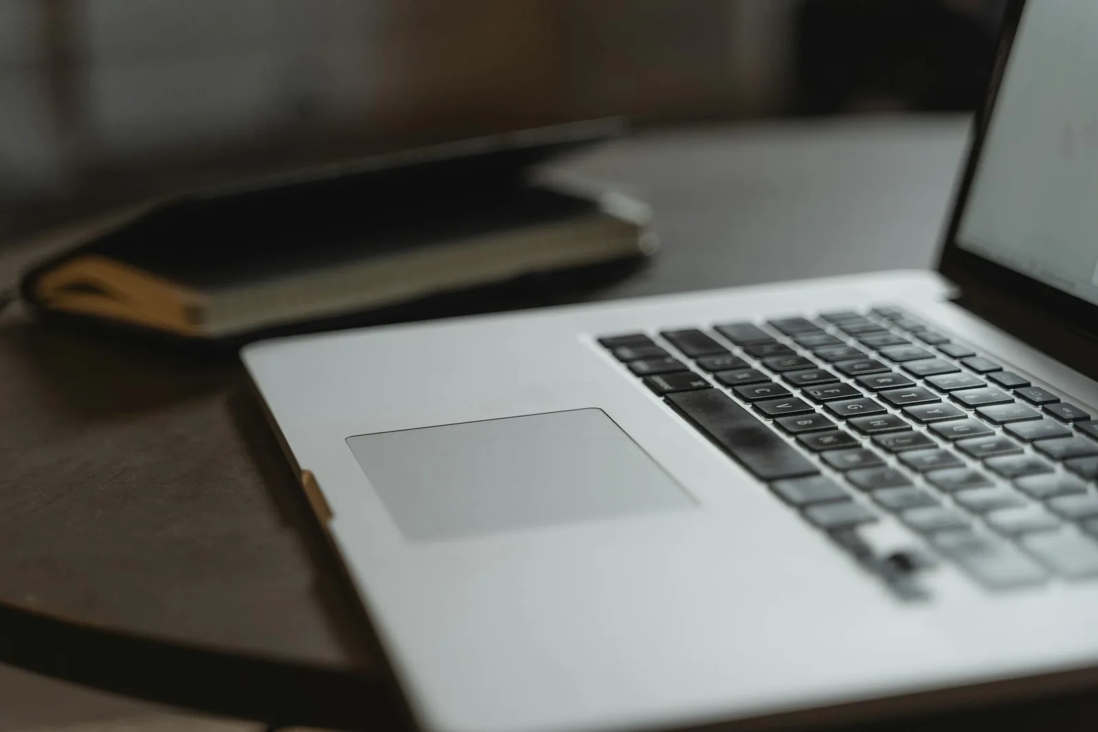 Laptop auf einem Schreibtisch mit sichtbarer Wärmeentwicklung als Symbol für Überhitzung