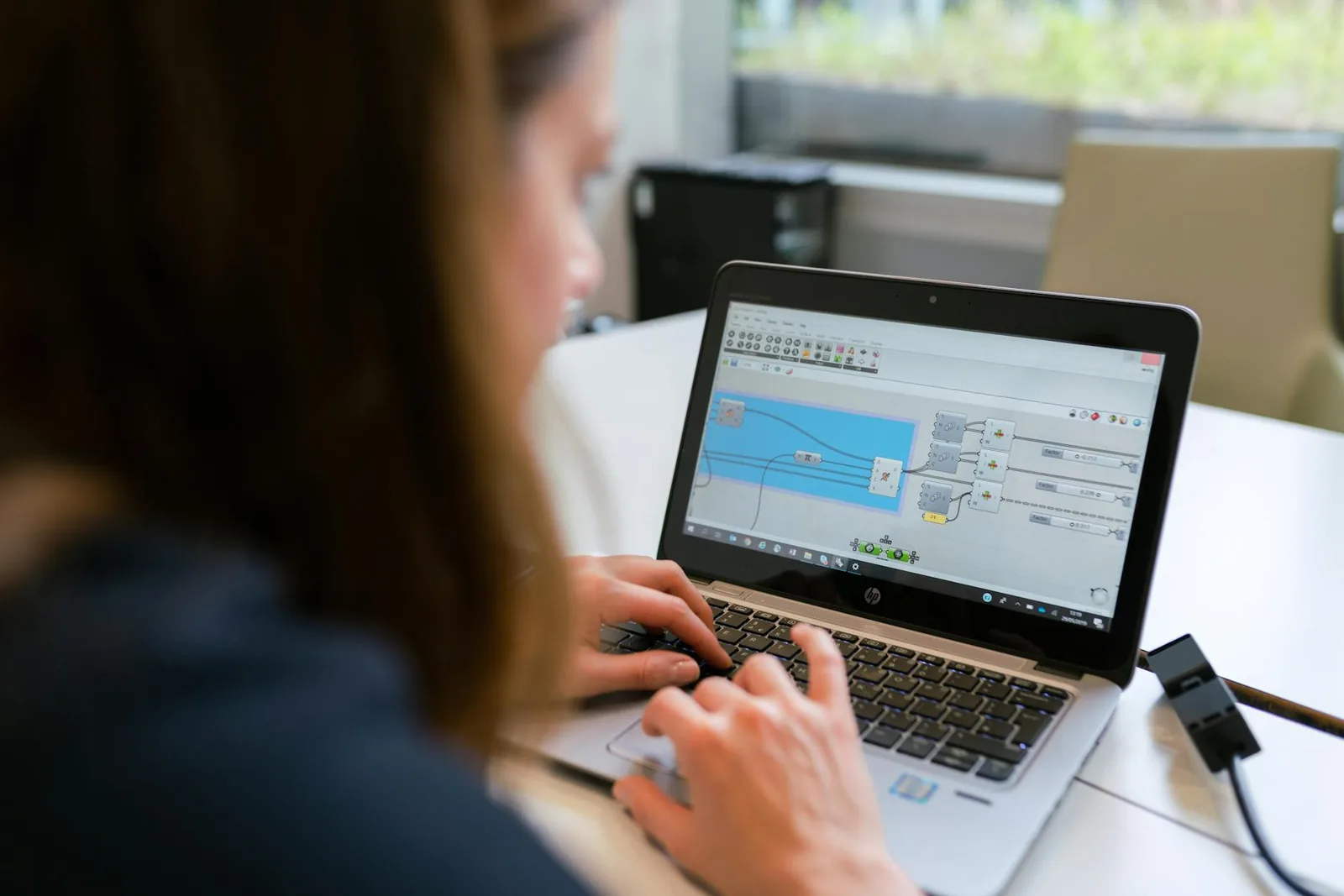 Laptop-Arbeitsplatz während einer Softwareinstallation als Beispiel für den Ubuntu-Einstieg