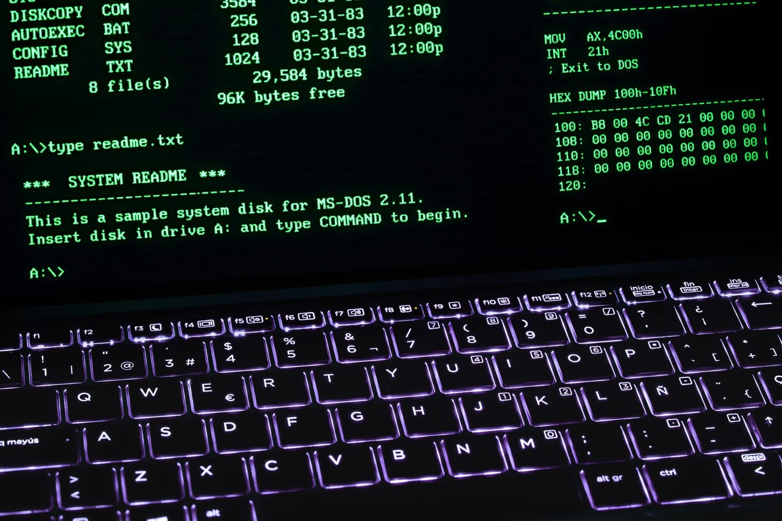 Terminalfenster und Tastatur als Beispiel für einfache Linux-Befehle unter Ubuntu