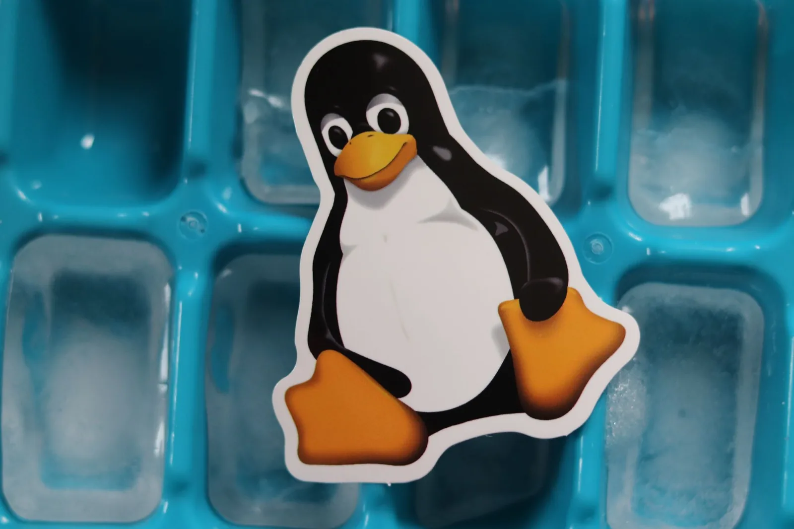 Linux-Maskottchen und Computertechnik als Einstieg in Ubuntu und freie Betriebssysteme