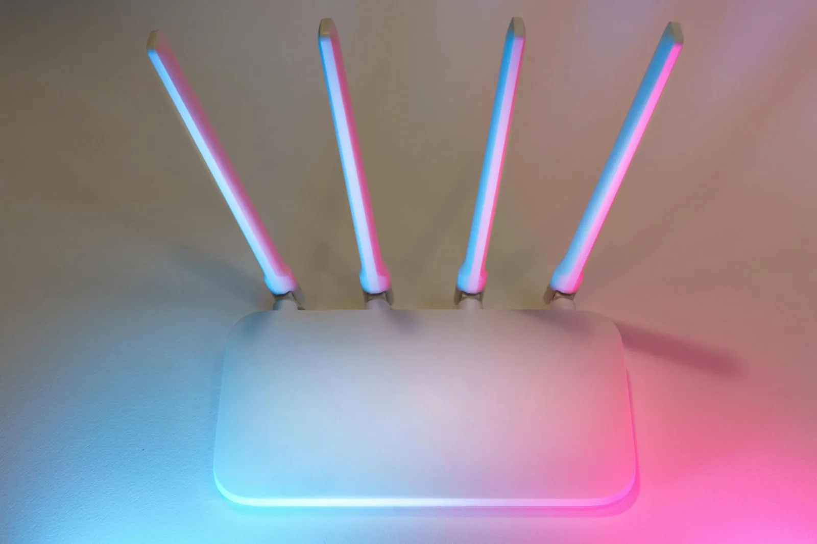 Moderner Router mit Antennen als Symbol für Funkabdeckung, Backbone und den technischen Kern eines Mesh-WLAN-Systems