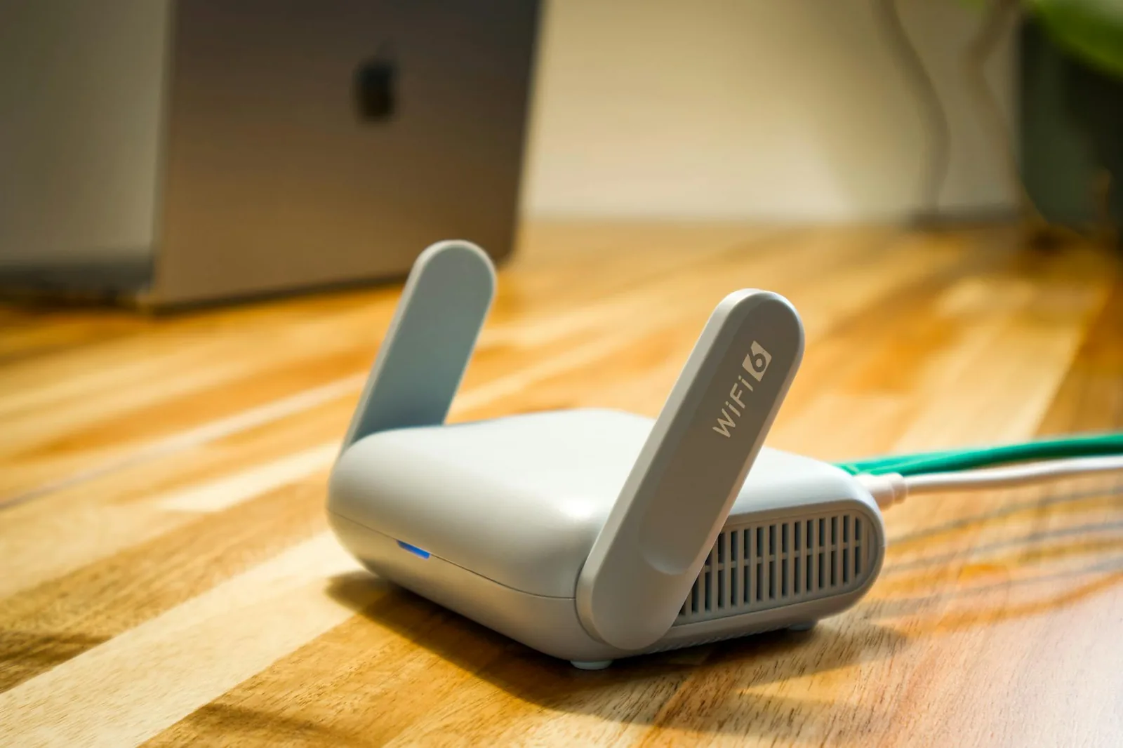 Moderner WLAN-Router auf einem Tisch als Beispiel für ein Mesh-WLAN-System