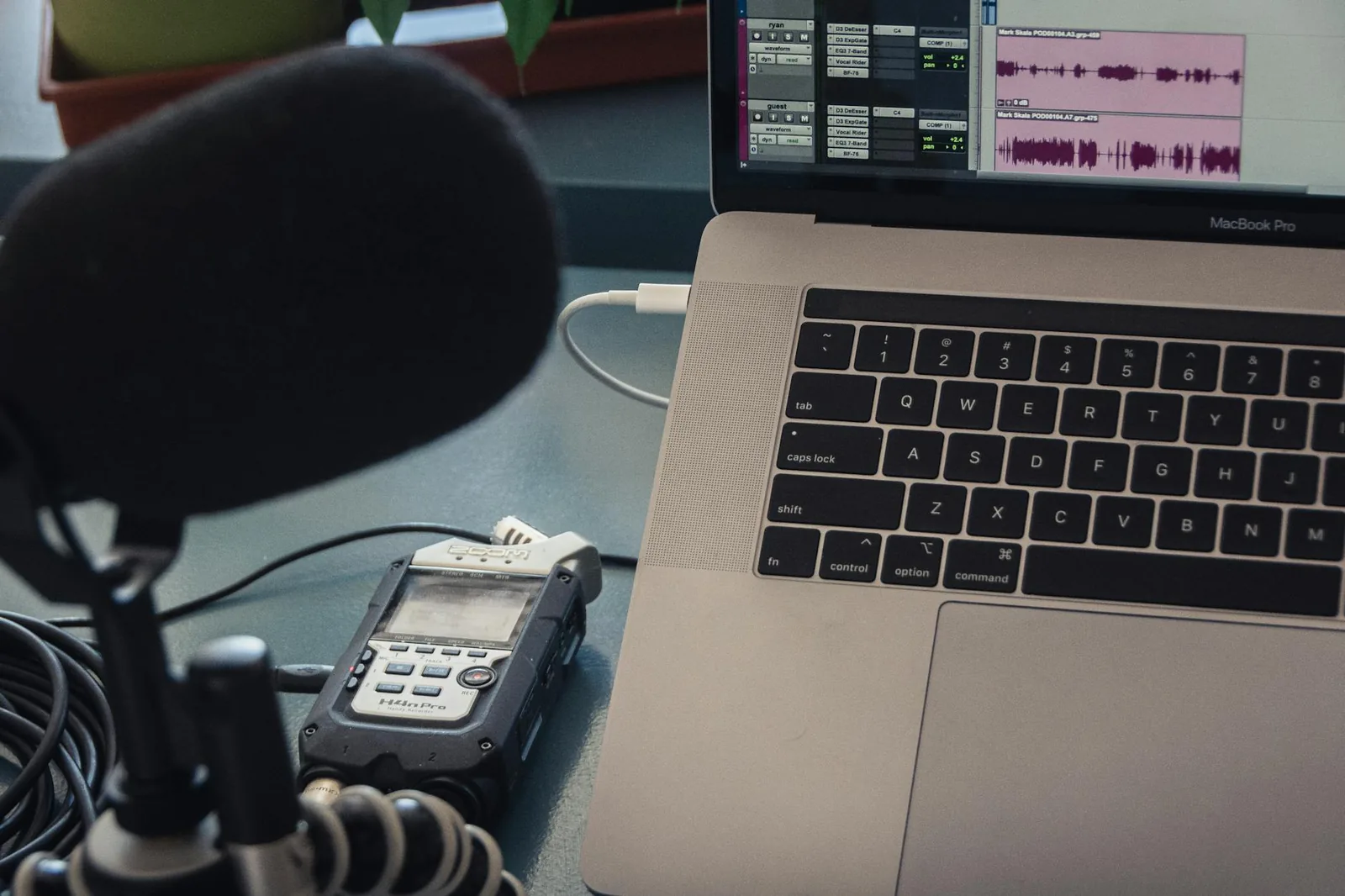 Mikrofon und Laptop als Einstieg in Aufnahme-, Headset- und Videokonferenzprobleme