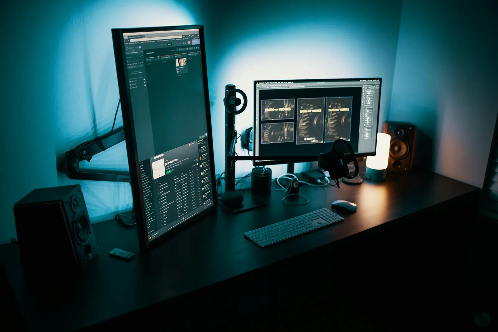 Monitor auf einem Schreibtisch als Beispiel für korrekte Bildschirmeinstellung