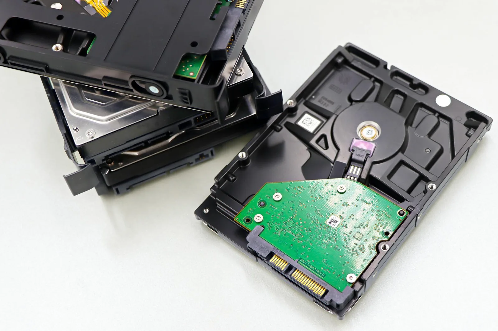 Mehrere Festplatten als Symbol für NAS-Speicher und RAID