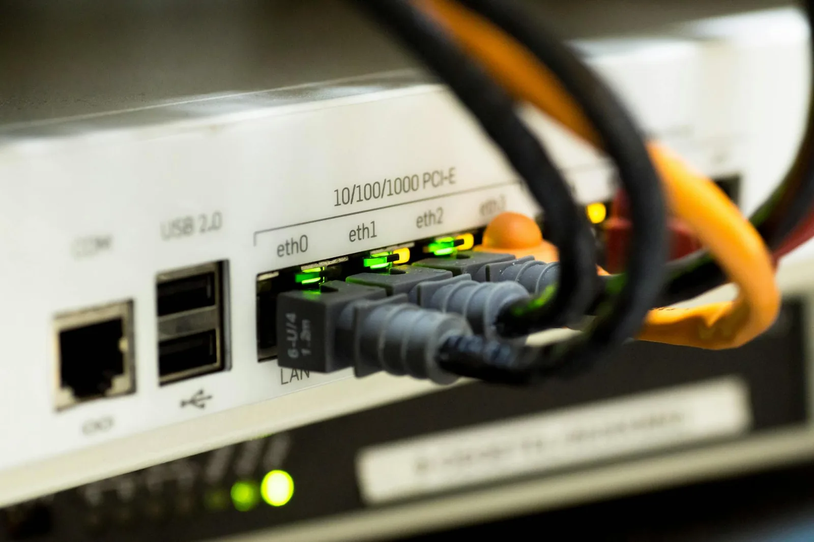 Netzwerk-Switch und Kabel als Beispiel für NAS-Anschluss per LAN