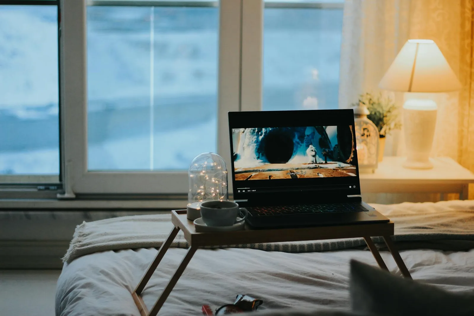 Laptop im Schlafzimmer als Beispiel für Netflix auf Notebook, App und Browser