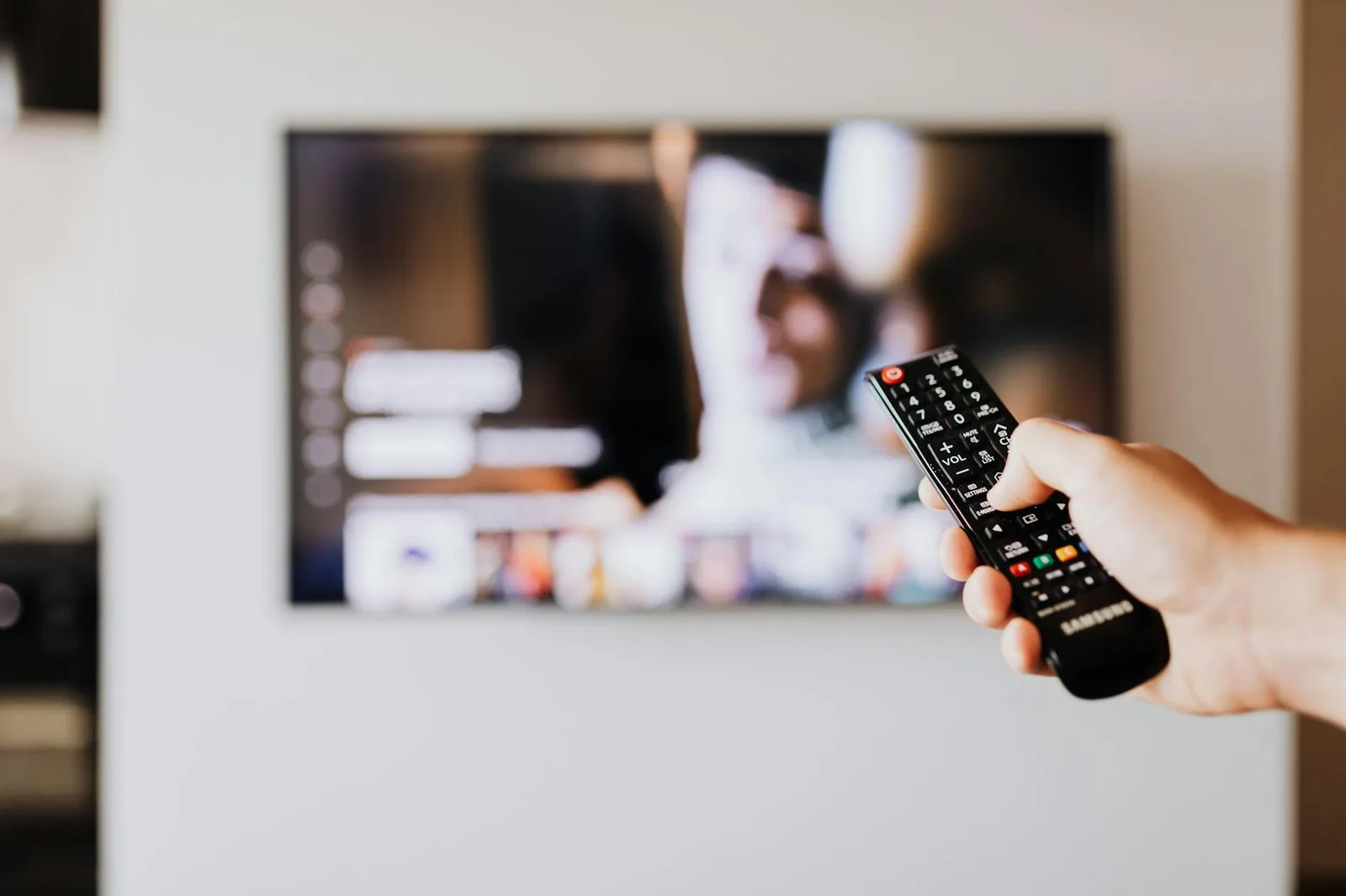 Fernbedienung im Wohnzimmer als Ausgangspunkt für Netflix- und Smart-TV-Probleme