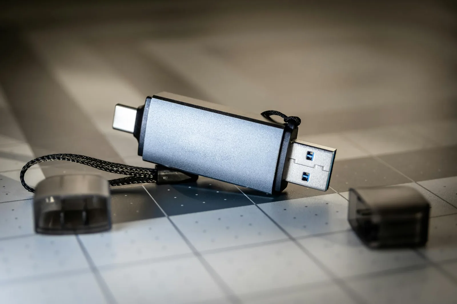 Nahaufnahme eines USB-Speichers als Symbol für Windows-Rettung und Reparaturmedium