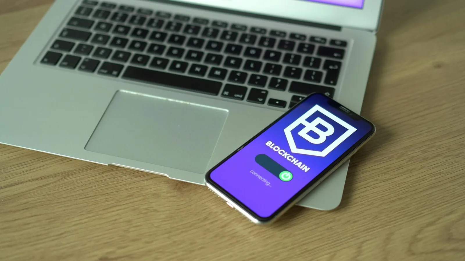 Laptop auf Tisch als Symbol für sicheres Online-Banking, Kontoübersicht und Schutzmaßnahmen