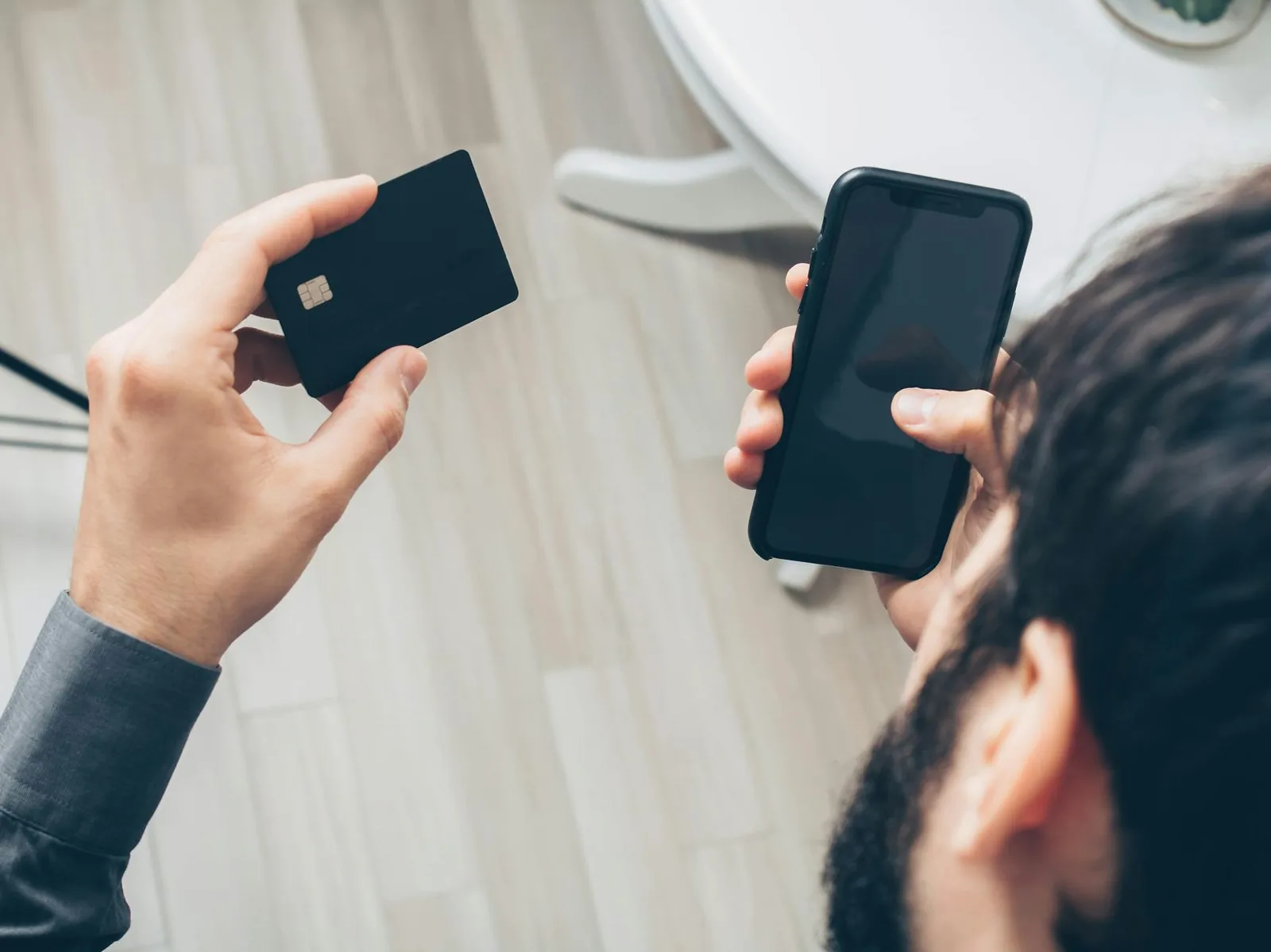 Smartphone in der Hand als Symbol für sichere Banking-App und Zahlungsfreigabe