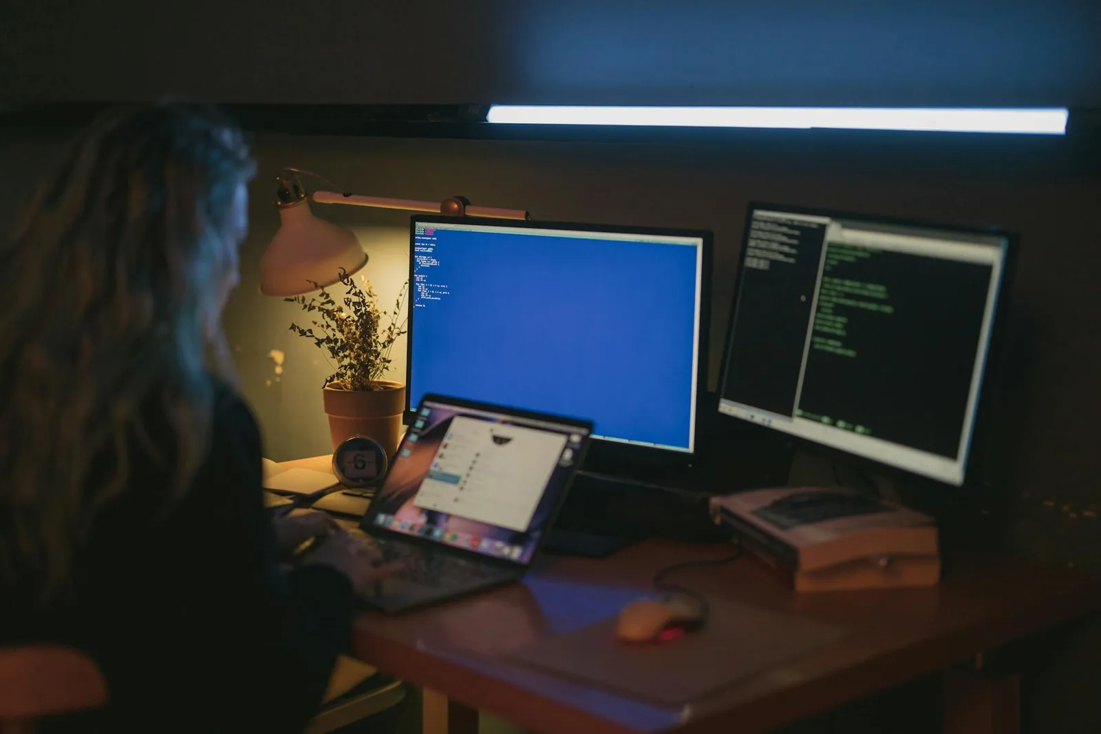 Frau am Computer als Symbol für Cybersicherheit, Passwortverwaltung und geschützte Online-Konten