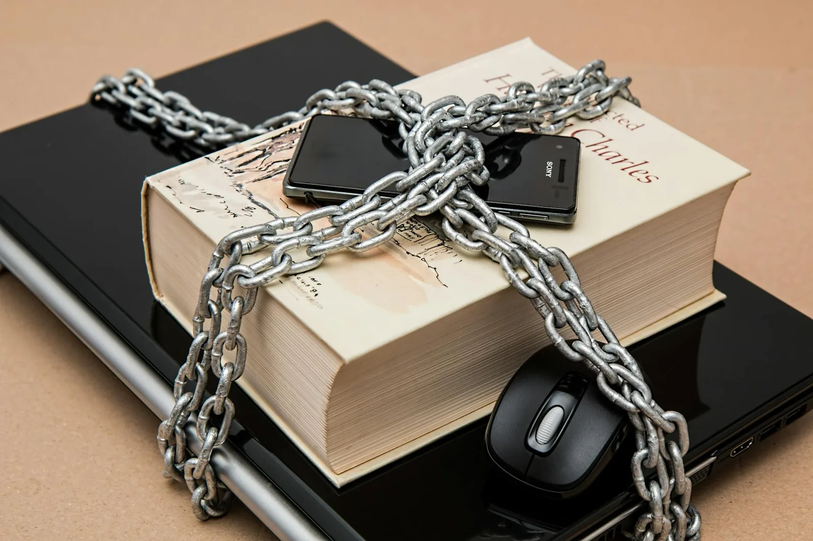 Smartphone und Schloss als Symbol für Passwortschutz, Passwort-Manager und sichere Logins