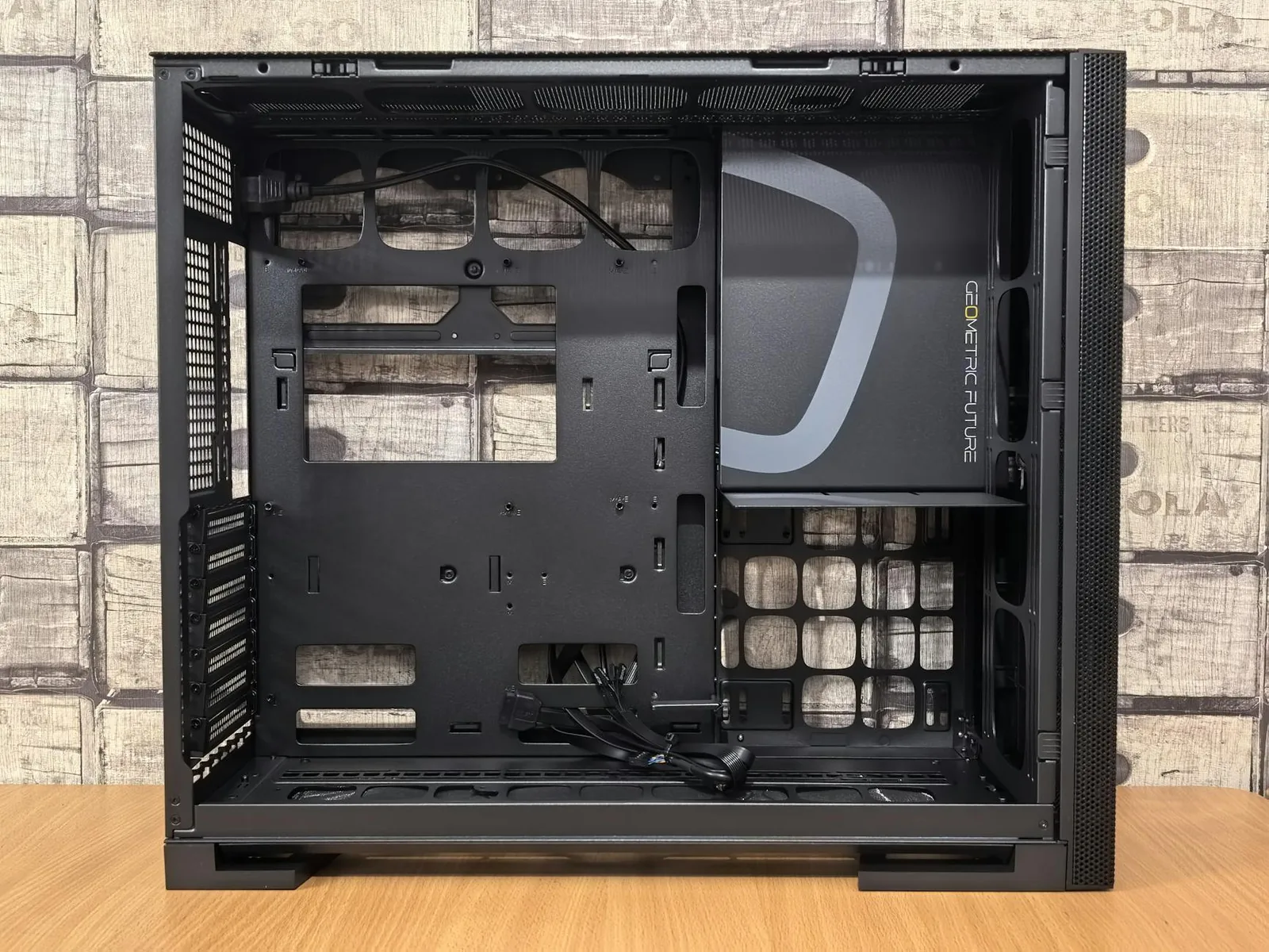 Geöffneter PC mit sauberem Innenraum als Beispiel für besseren Luftstrom und weniger Vibrationen