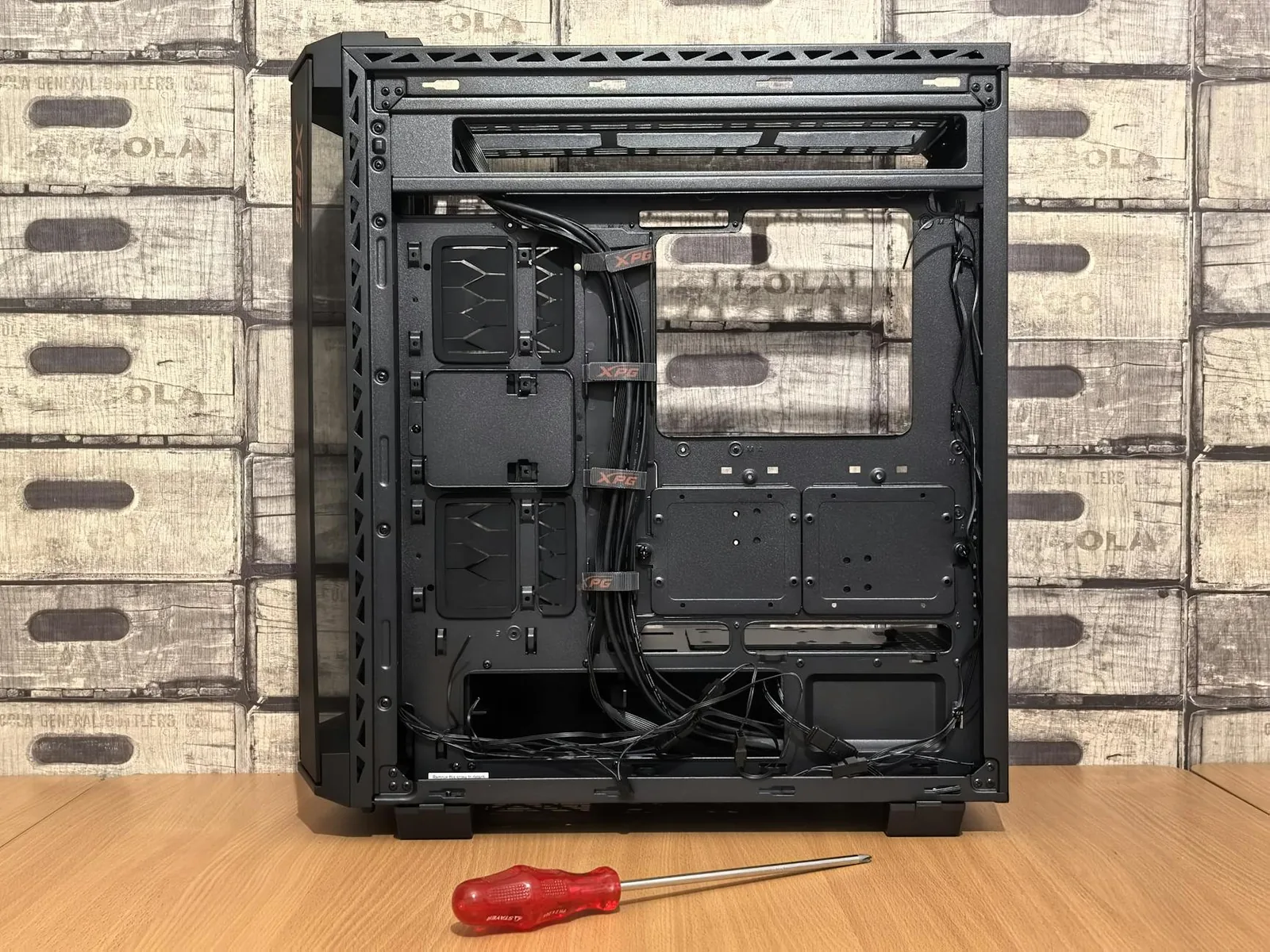 Leeres PC-Gehäuse mit Werkzeug auf dem Tisch vor dem Einbau der Komponenten