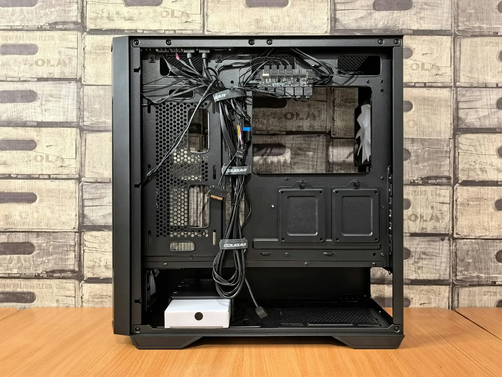 Innenraum eines PCs mit sichtbaren Kabeln und Komponenten für sauberes Kabelmanagement