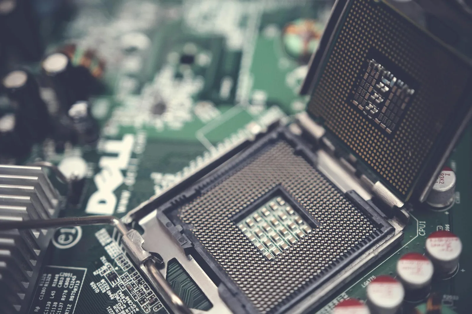 Mainboard und PC-Komponenten auf dem Tisch als Vorbereitung für den Zusammenbau