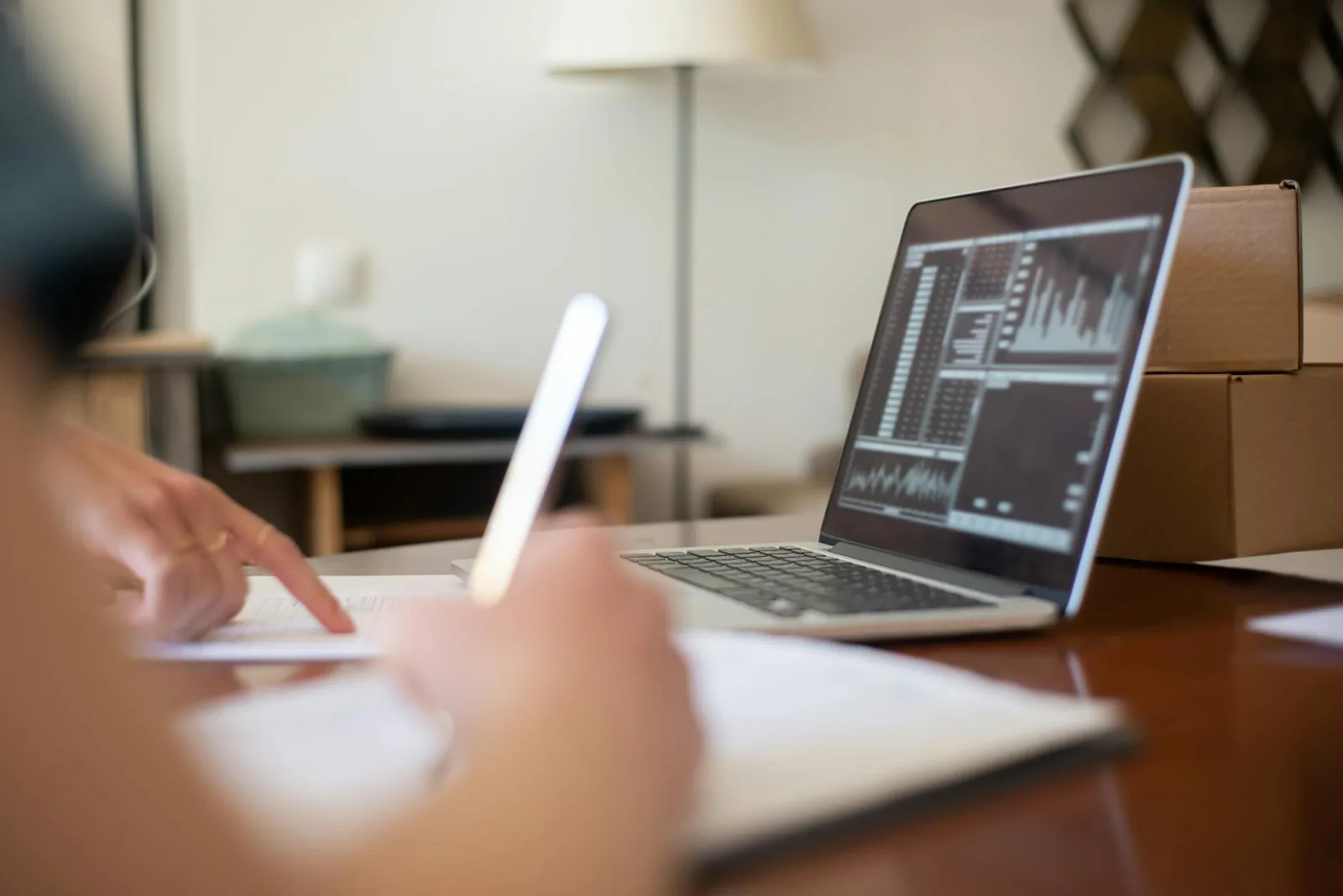 Laptop mit digitalen Dokumenten auf dem Tisch als Symbol für PDF-Bearbeitung