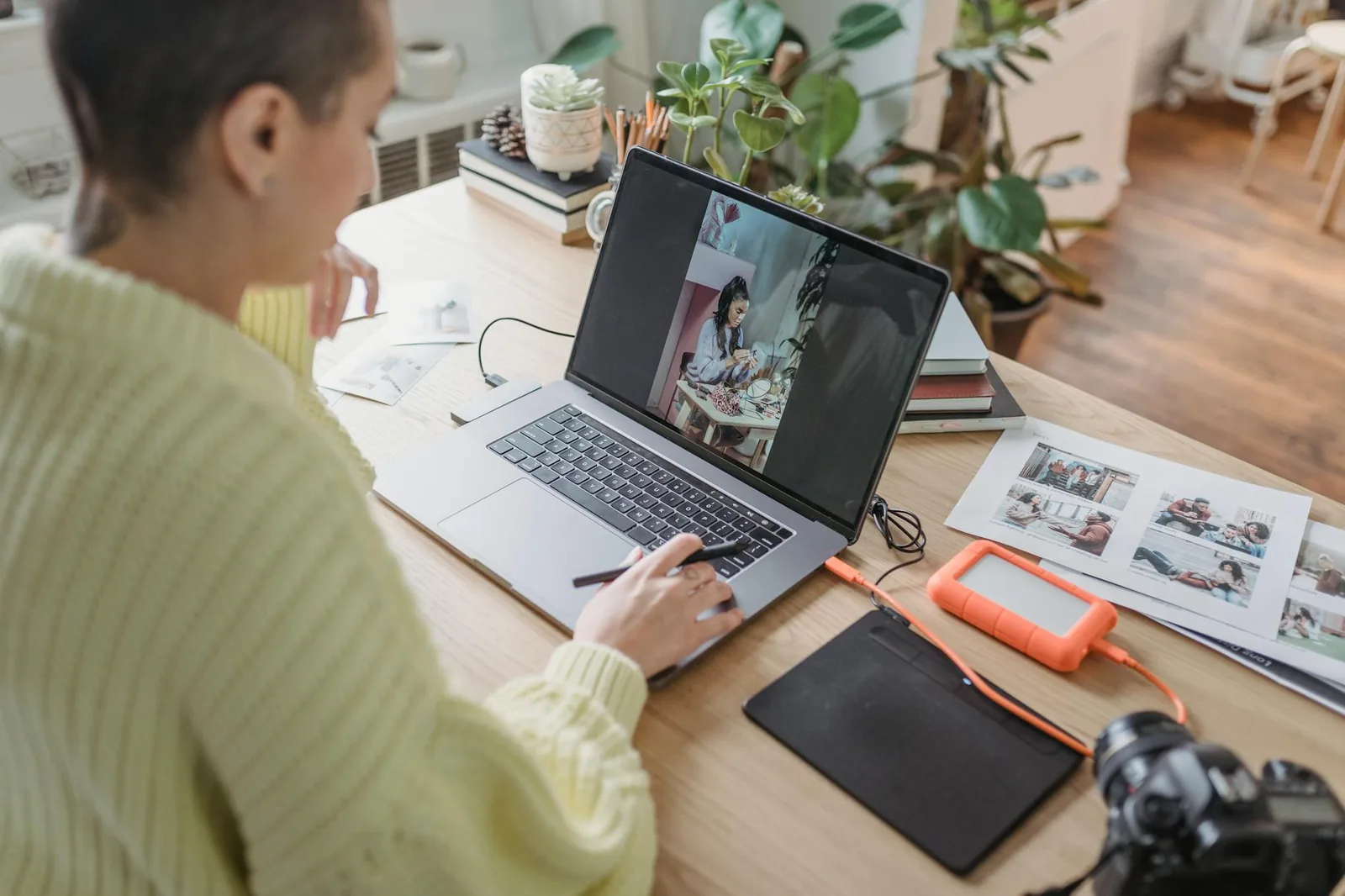 Fotograf bearbeitet Bilder am Computer als Beispiel für Retusche und Farbkorrektur