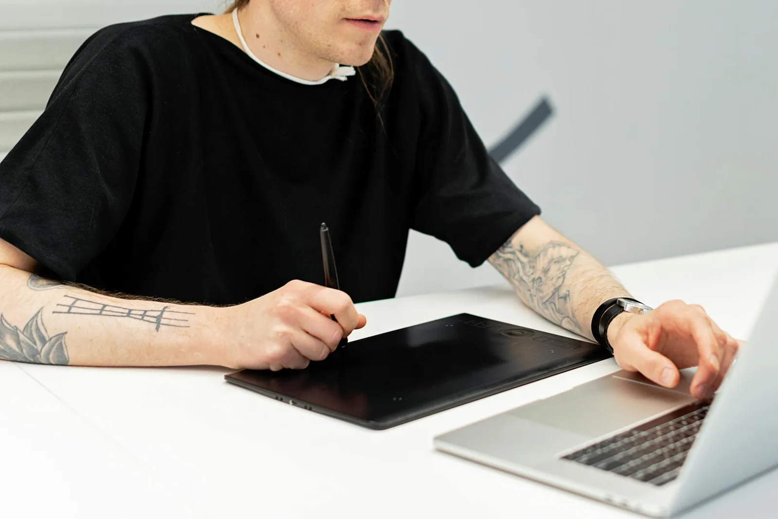 Grafiktablet und Laptop als Symbol für digitale Kunst und kreative Bildbearbeitung