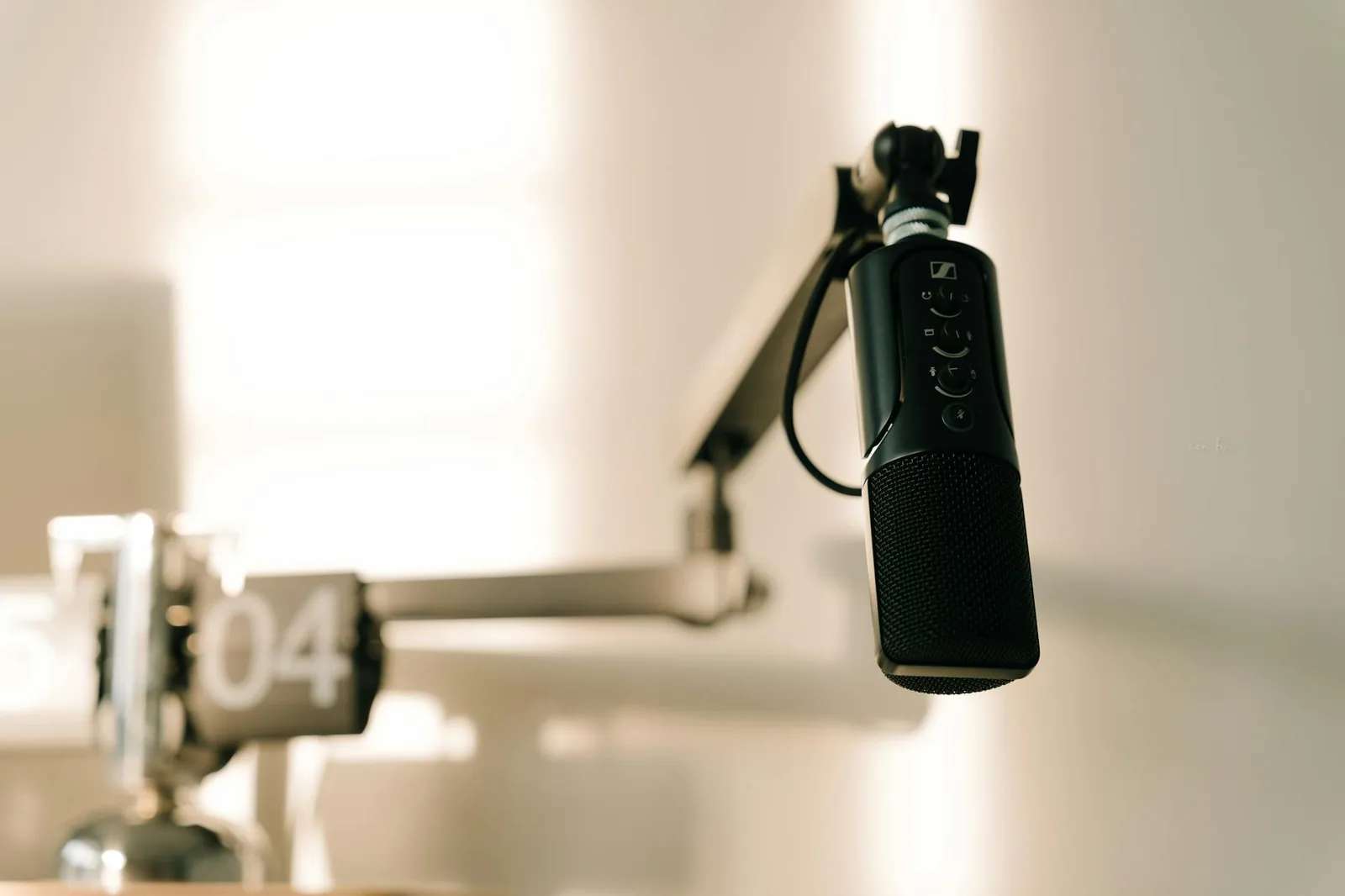 Professionelles Podcast-Mikrofon im Studio als Hinweis auf Aufnahmequalität, Sprache und Audioformate