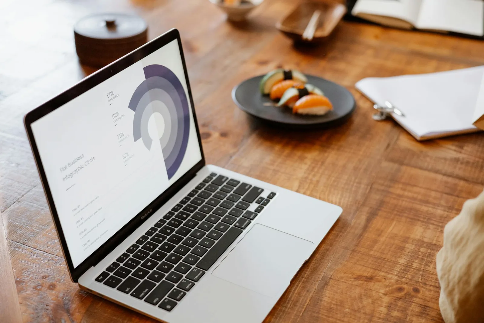 Laptop auf Schreibtisch als Symbol für Folienentwurf, Präsentationslayout und konzentrierte Vorbereitung