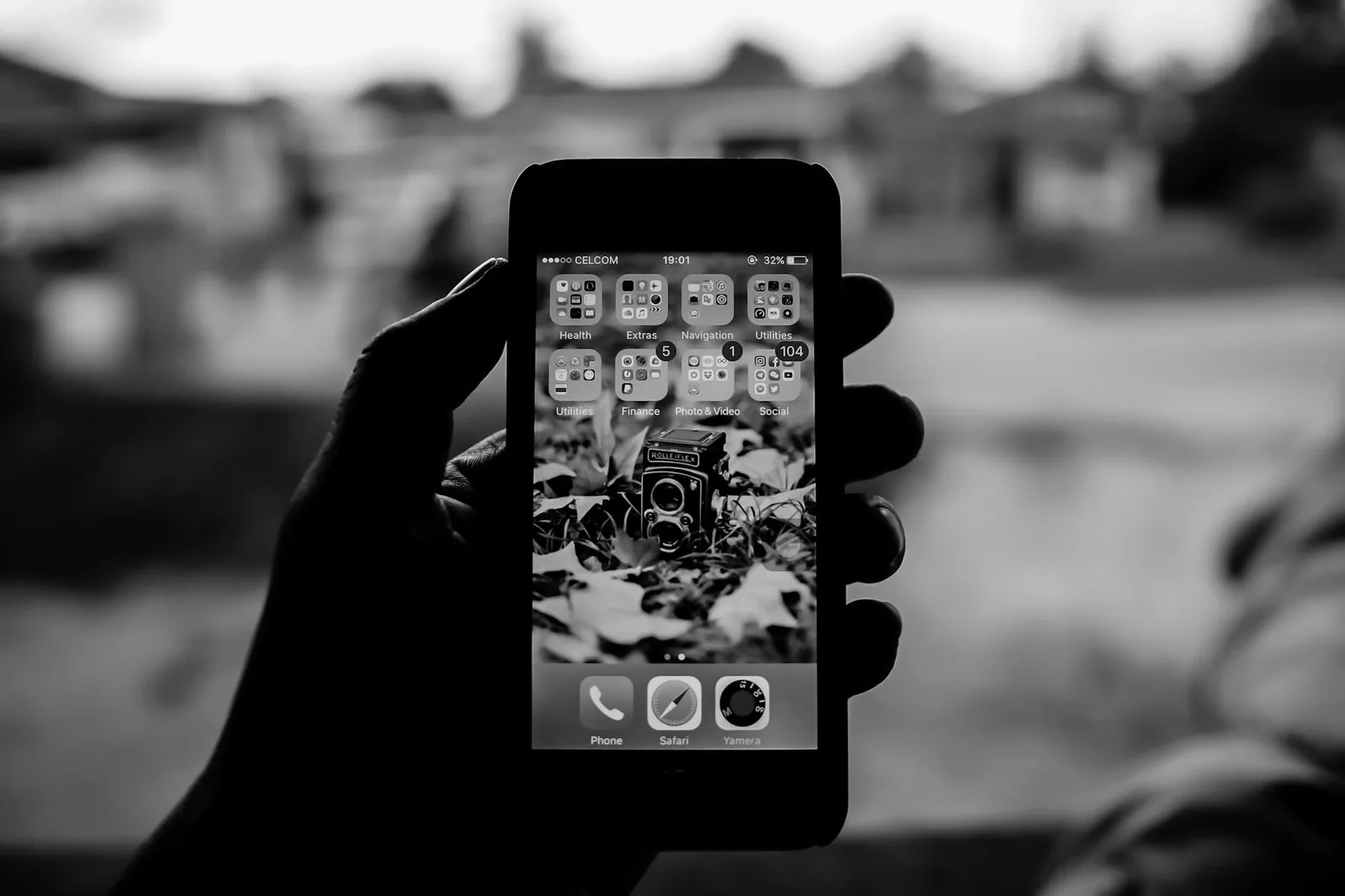 Person fotografiert mit Smartphone als Beispiel für Galaxy-Kamera und Alltagstipps