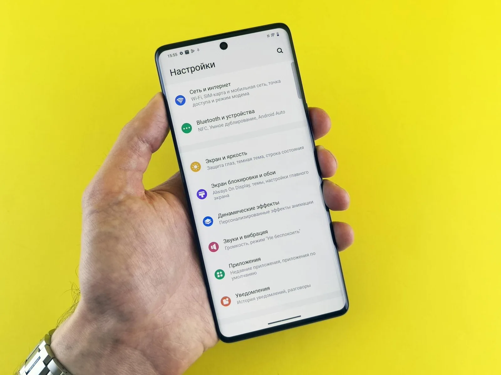 Samsung-Galaxy-Smartphone mit geöffnetem Einstellungsmenü in der Hand