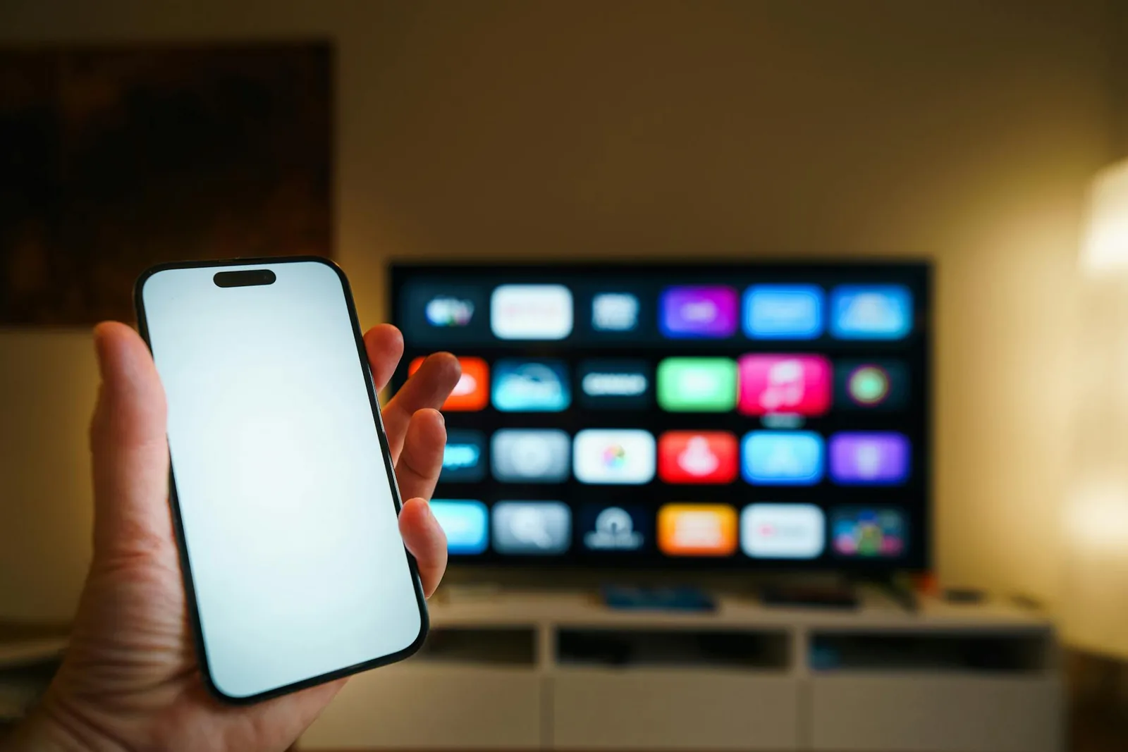 Wohnzimmer mit Smartphone als Symbol für App-Steuerung und vernetzte Beschattung im Smart Home