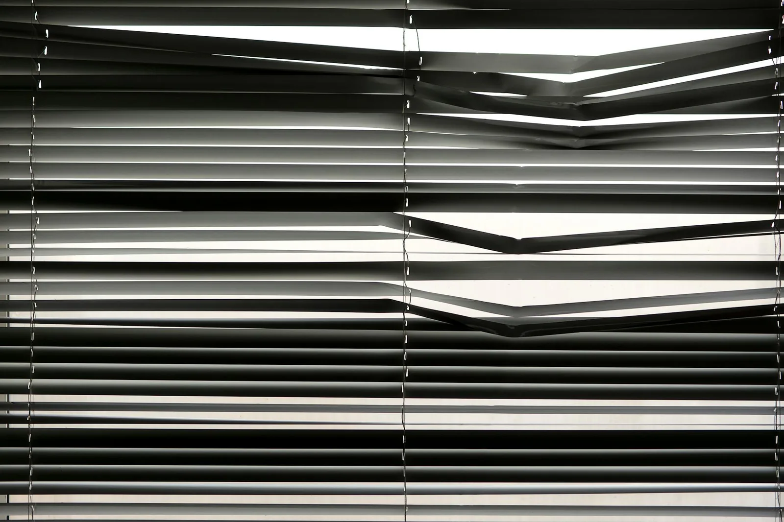 Fenster mit Rollläden als Ausgangspunkt für smarte Beschattung und automatisierten Sichtschutz