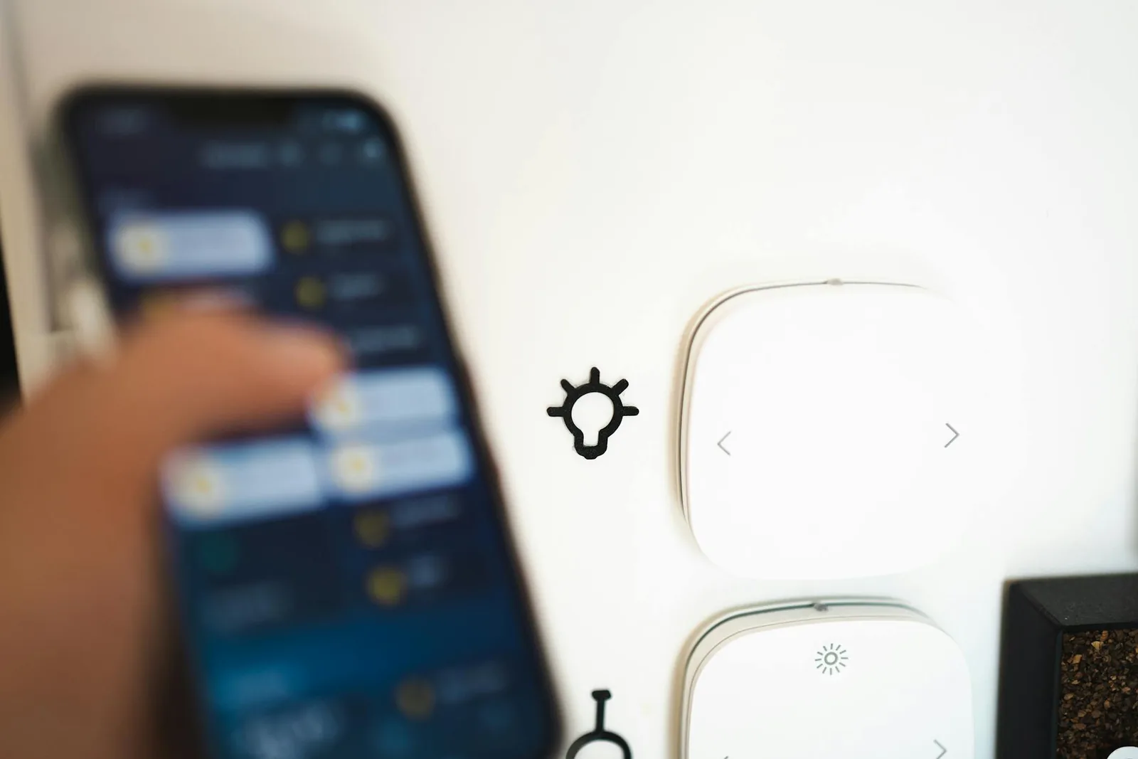 Smartphone steuert eine Lampe als Beispiel für App-Steuerung im Smart Home