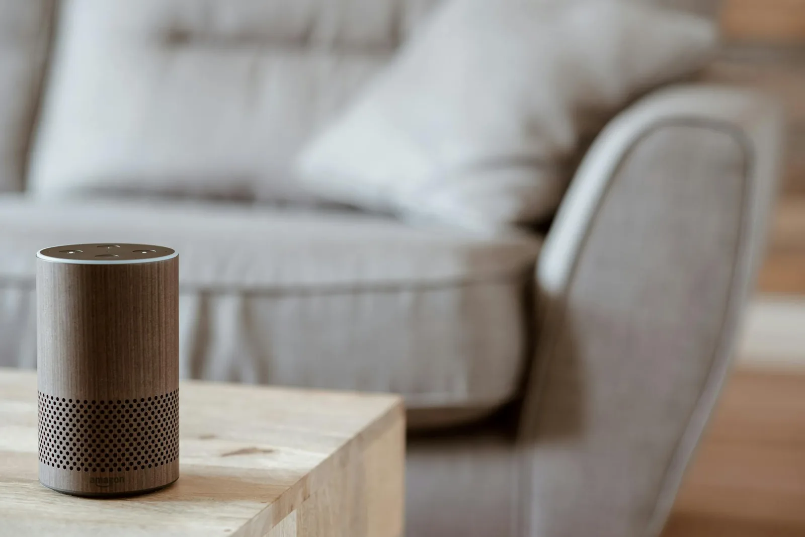 Wohnzimmer mit Smart-Home-Geräten als Beispiel für vernetzte Steckdosen und Beleuchtung
