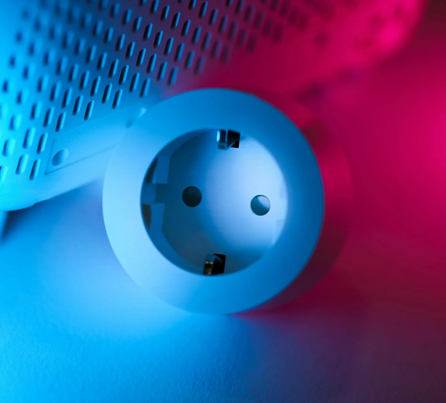 Smarte Steckdose in einer Wandsteckdose als Beispiel für Smart-Home-Steuerung