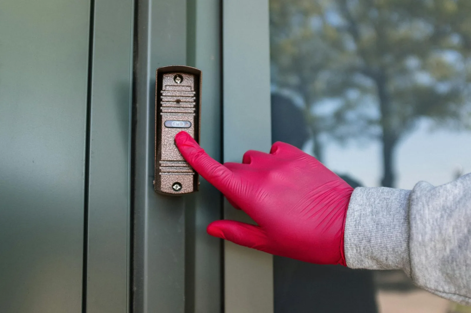 Person an einer Haustür als Alltagssituation für Video-Türklingel, Besucheransicht und Benachrichtigung