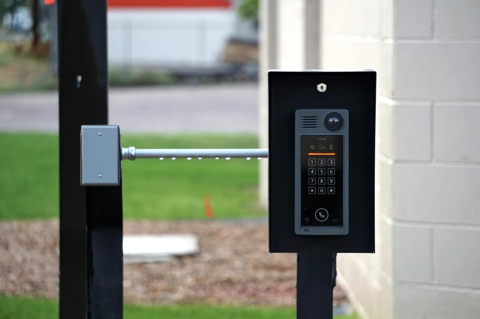 Türsprechanlage an einer Haustür als Beispiel für eine smarte Türklingel mit Kamera