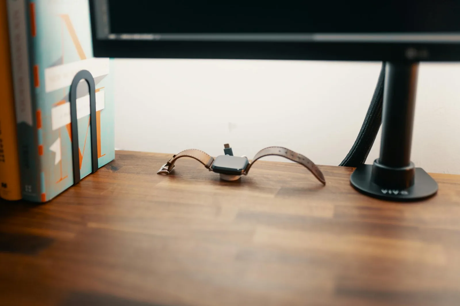 Smartwatch auf dem Schreibtisch als Beispiel für Laden, Armbänder und Alltagstauglichkeit