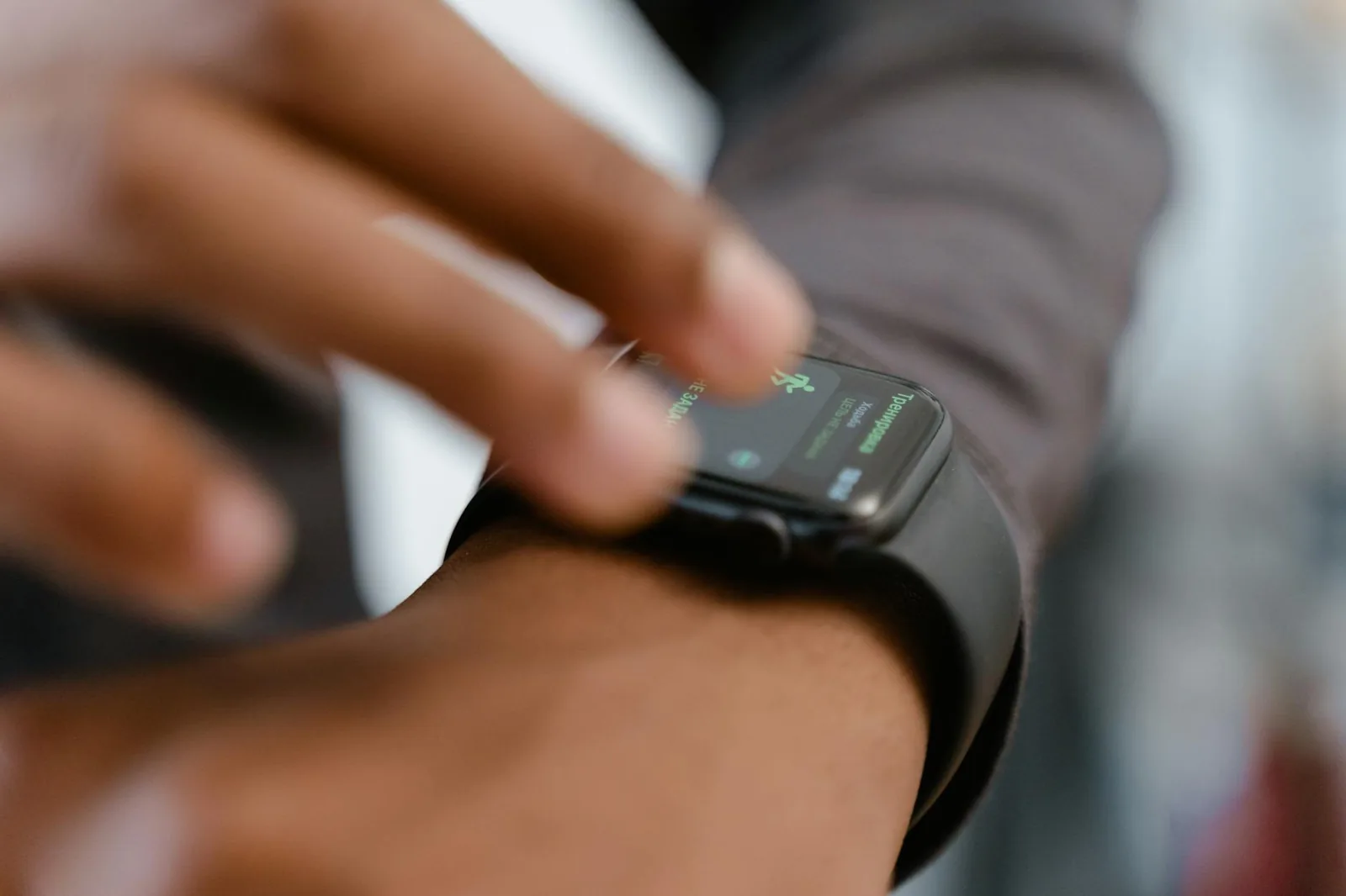 Smartwatch am Handgelenk beim Fitnesstraining als Beispiel für Sportfunktionen