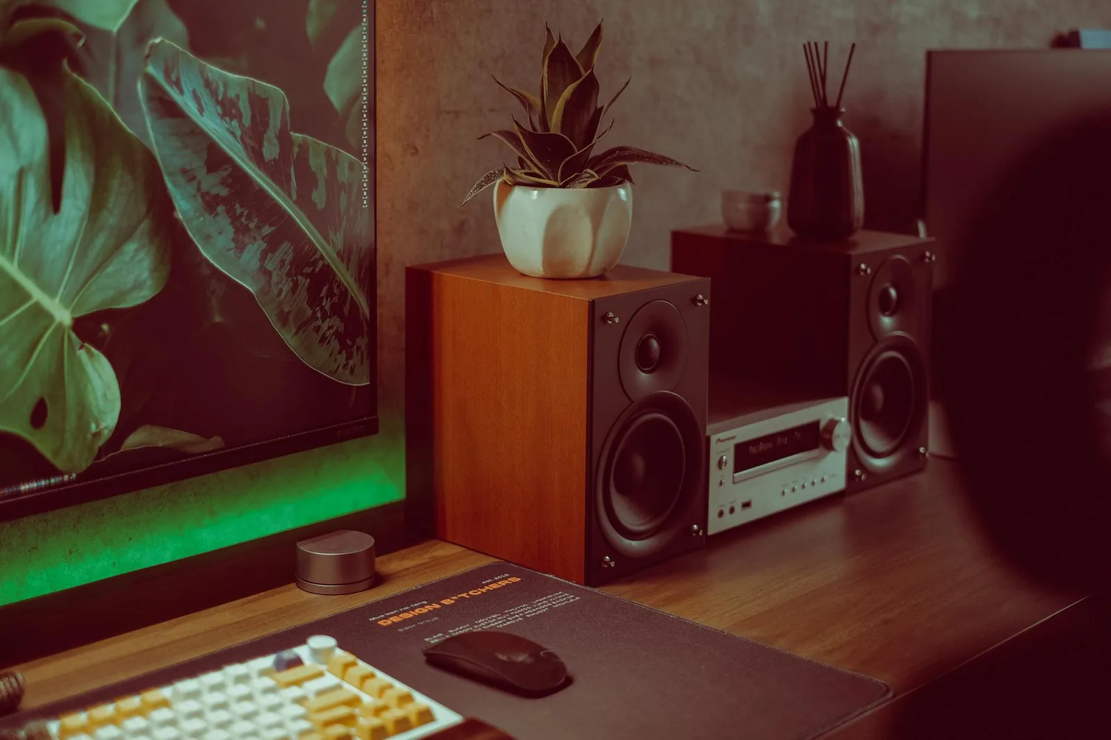 Lautsprecher neben einem Computer als Ausgangspunkt für die Fehlersuche bei PC-Soundproblemen