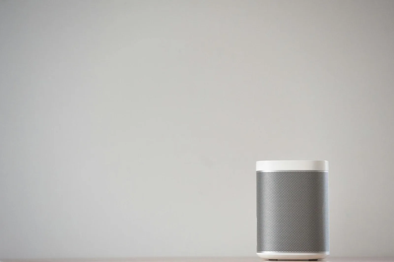 Lautsprecher im Wohnraum als Symbol für Spotify Connect und Musikwiedergabe auf mehreren Geräten