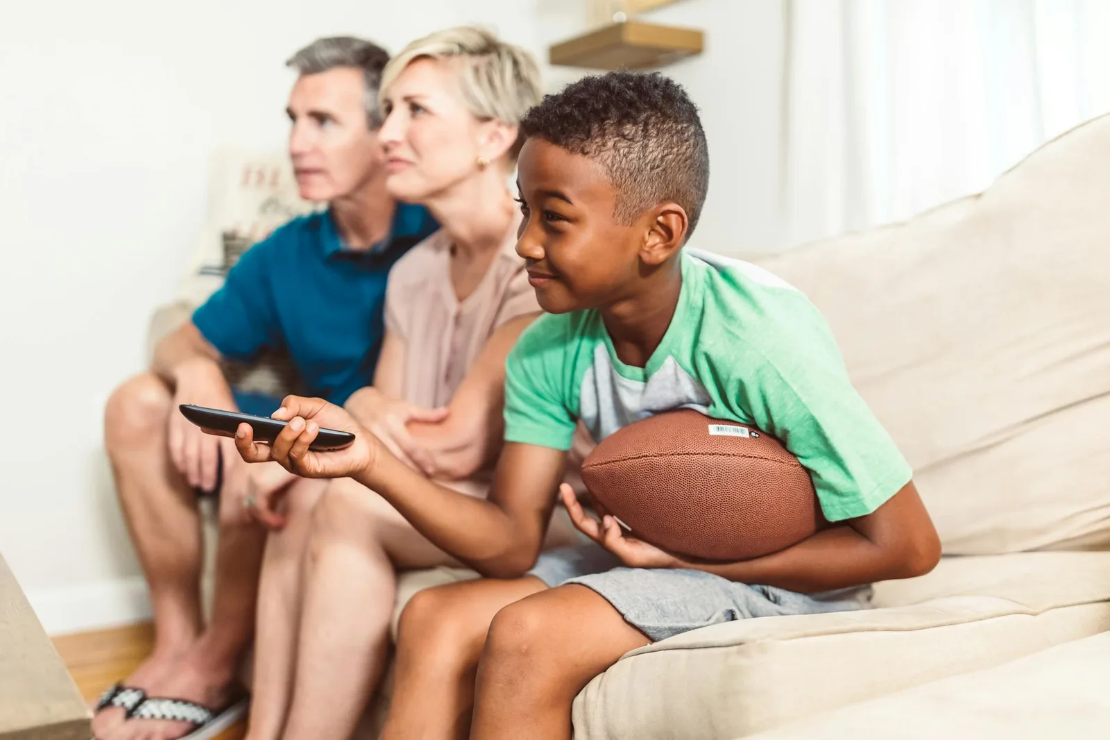 Familie schaut gemeinsam fern als Symbol für Streaming, Serienabende und die Wahl des passenden Dienstes