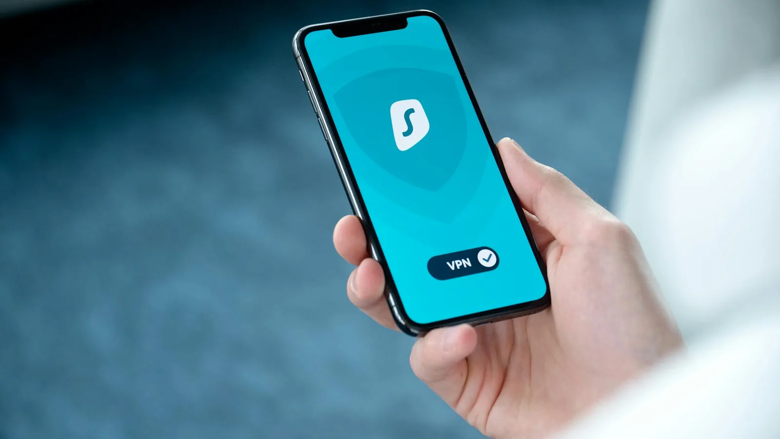 Smartphone in der Hand als Symbol für Datenschutz, Kontakte und Messenger-Berechtigungen